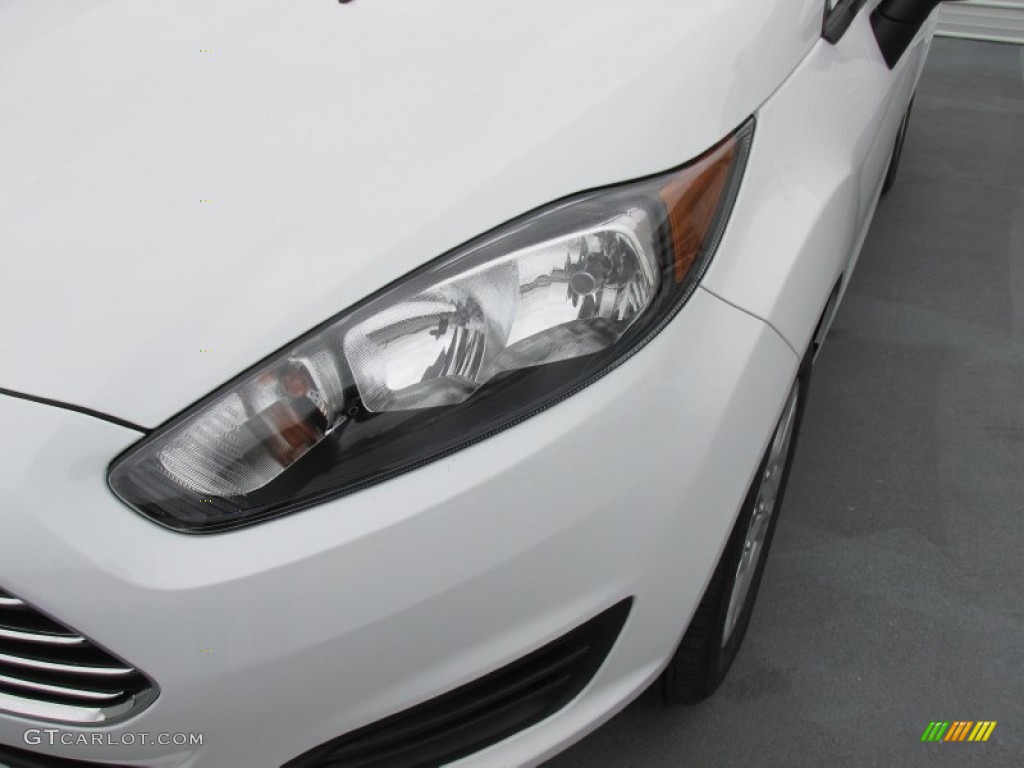 2015 Fiesta SE Sedan - Oxford White / Charcoal Black photo #9