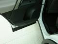 Super White - RAV4 XLE Photo No. 37