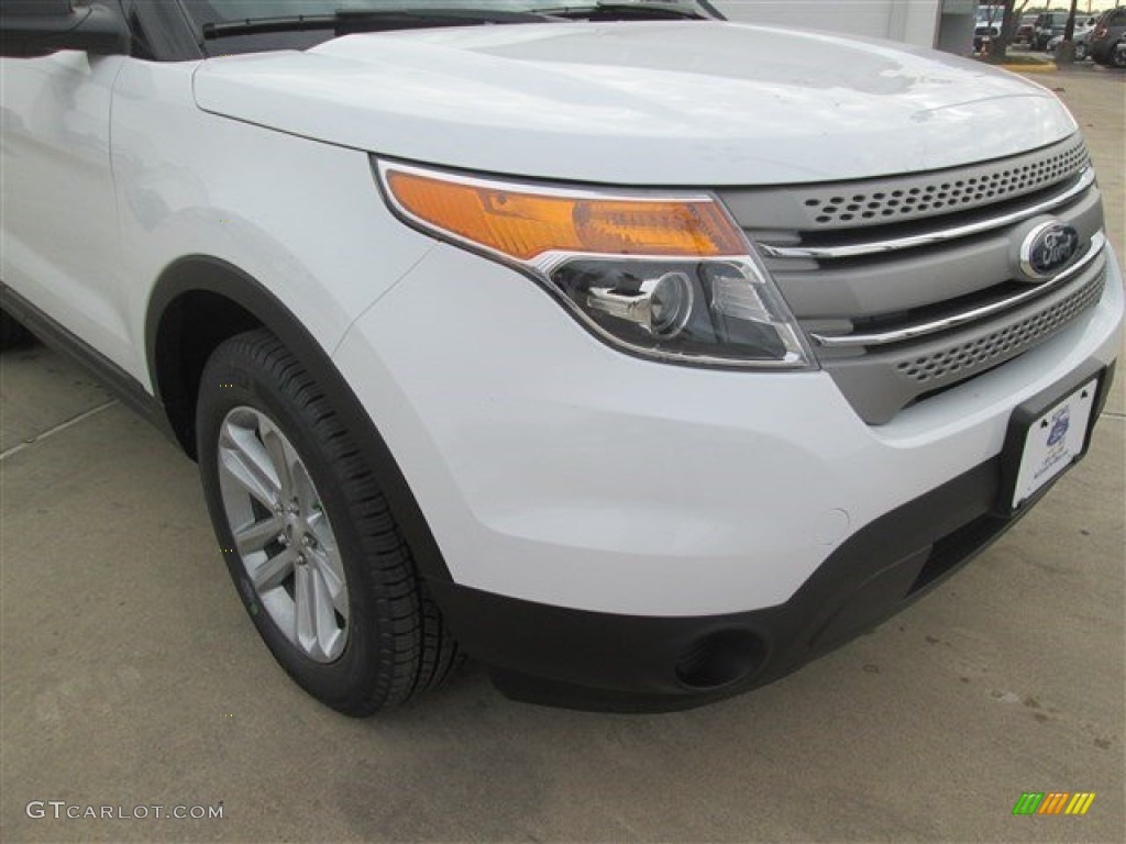 2015 Explorer FWD - Oxford White / Medium Light Stone photo #2