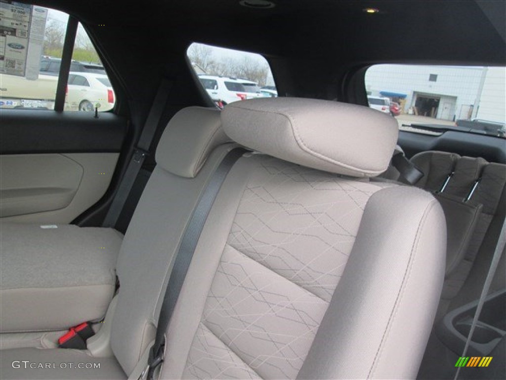 2015 Explorer FWD - Oxford White / Medium Light Stone photo #13