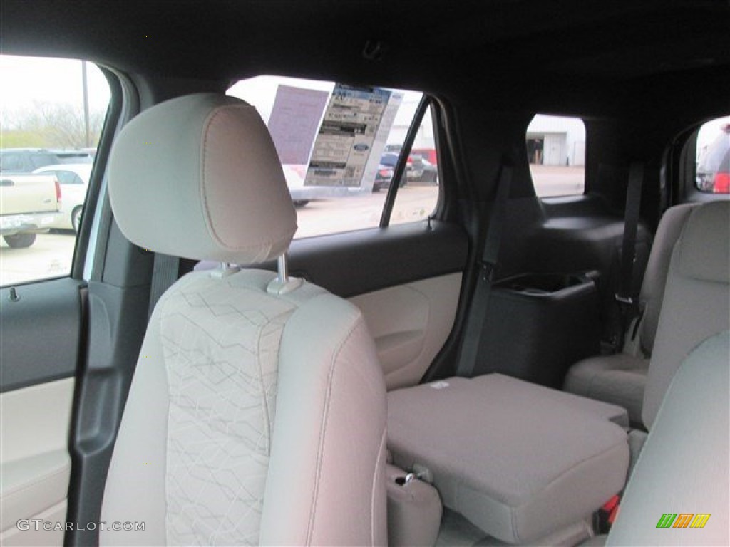 2015 Explorer FWD - Oxford White / Medium Light Stone photo #44