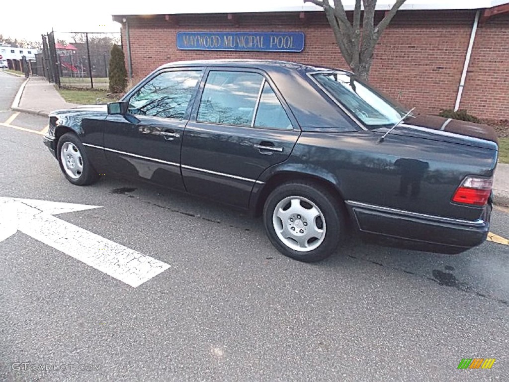 1995 E 420 Sedan - Black Pearl Metallic / Parchment photo #3