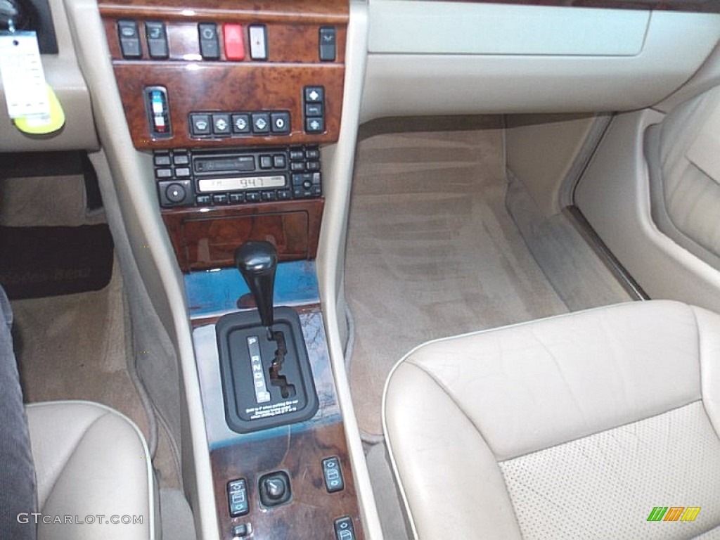 1995 E 420 Sedan - Black Pearl Metallic / Parchment photo #16