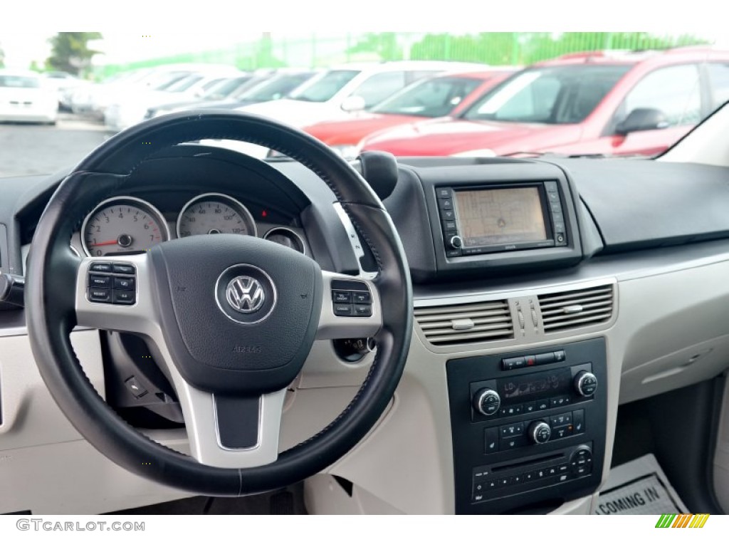 2011 Volkswagen Routan SEL Dashboard Photos