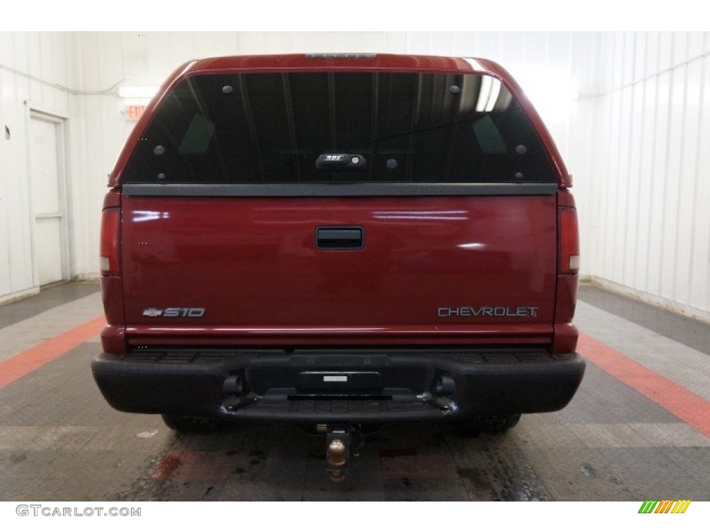 2003 S10 LS Crew Cab 4x4 - Dark Cherry Red Metallic / Graphite photo #9