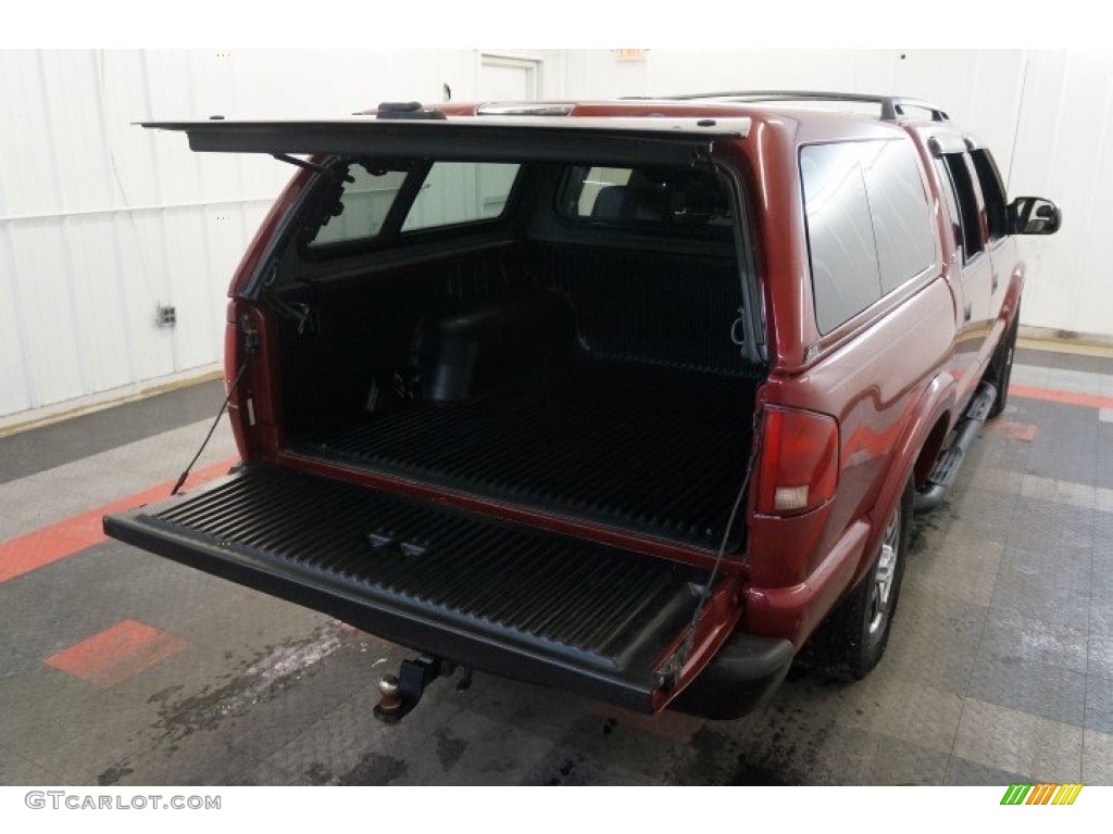 2003 S10 LS Crew Cab 4x4 - Dark Cherry Red Metallic / Graphite photo #20