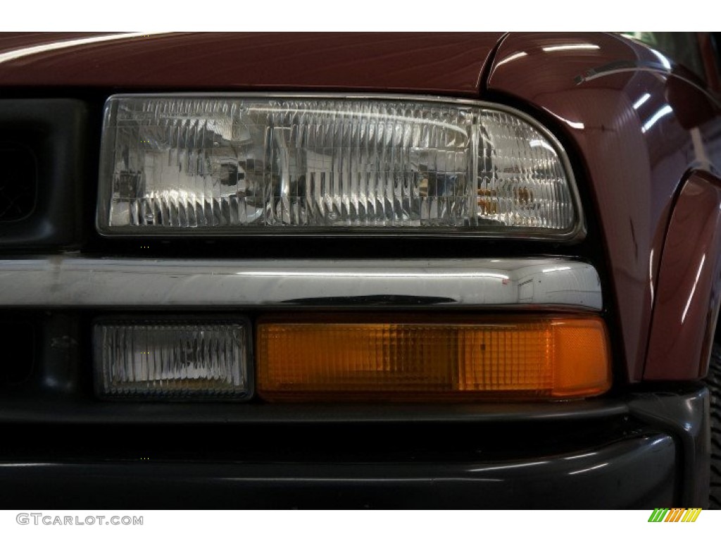 2003 S10 LS Crew Cab 4x4 - Dark Cherry Red Metallic / Graphite photo #35