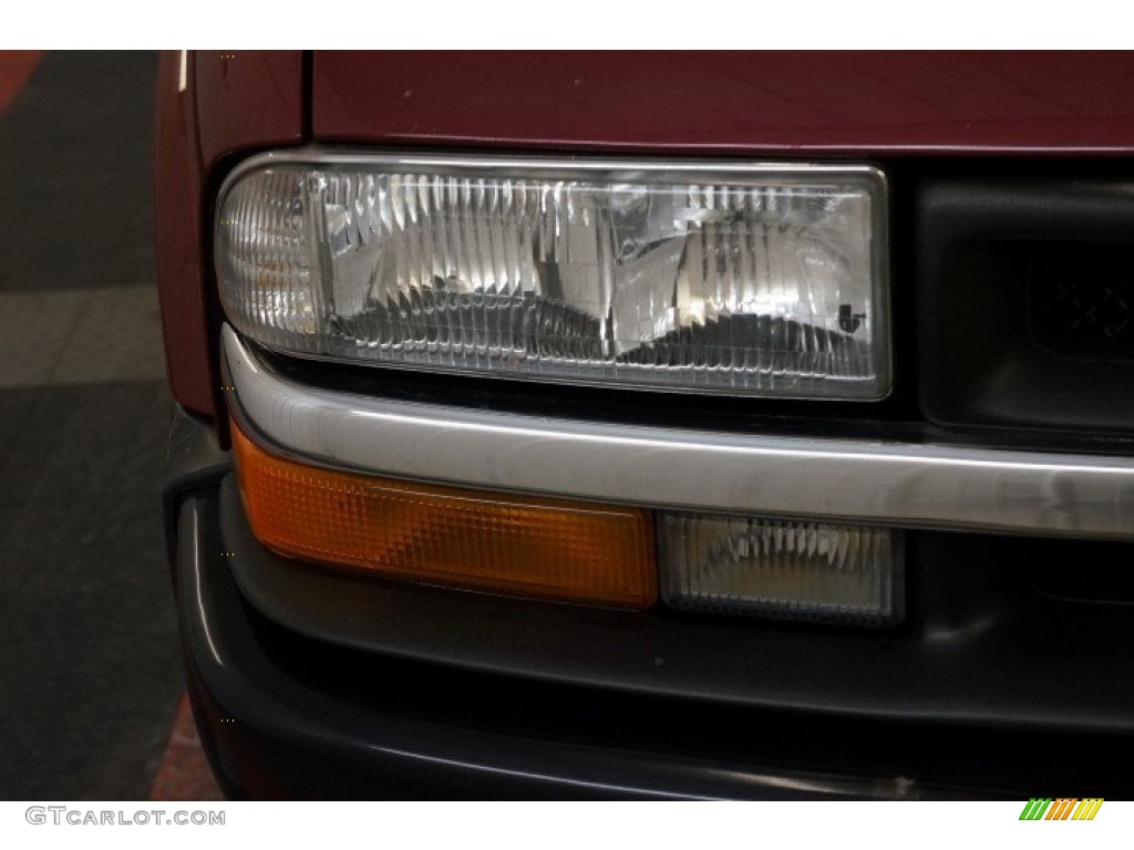 2003 S10 LS Crew Cab 4x4 - Dark Cherry Red Metallic / Graphite photo #36