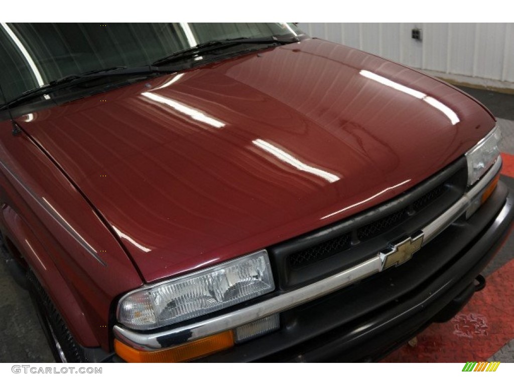 2003 S10 LS Crew Cab 4x4 - Dark Cherry Red Metallic / Graphite photo #38