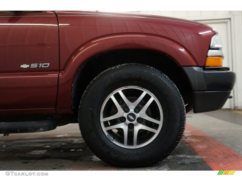 2003 S10 LS Crew Cab 4x4 - Dark Cherry Red Metallic / Graphite photo #39