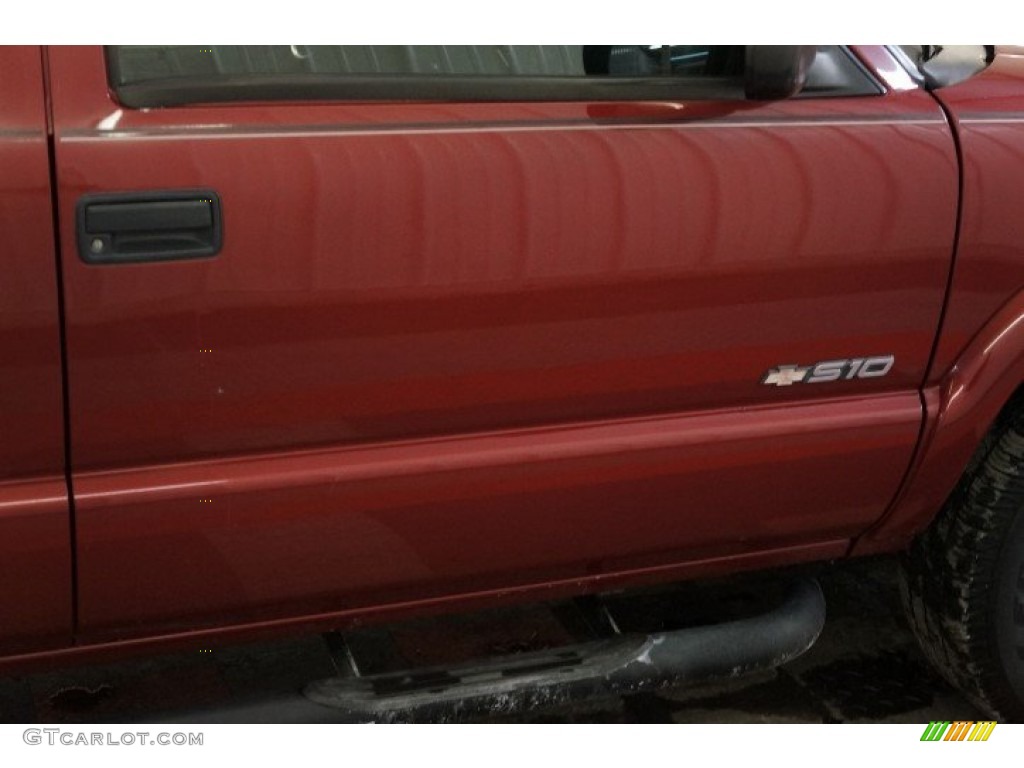 2003 S10 LS Crew Cab 4x4 - Dark Cherry Red Metallic / Graphite photo #44