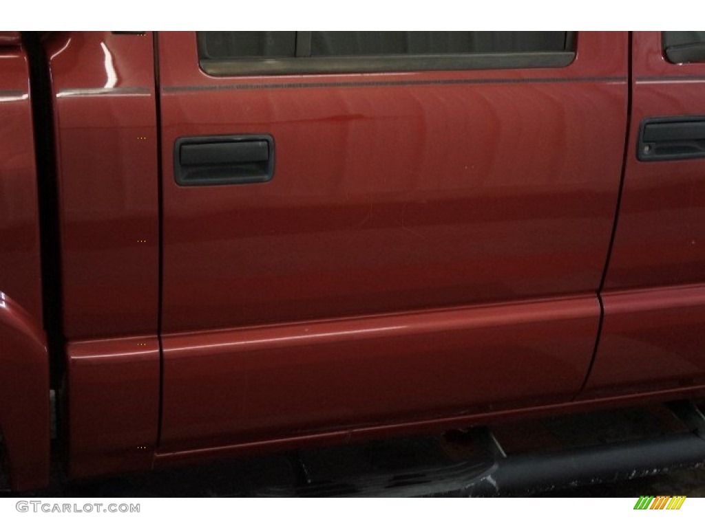 2003 S10 LS Crew Cab 4x4 - Dark Cherry Red Metallic / Graphite photo #45