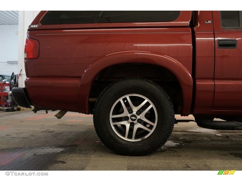 2003 S10 LS Crew Cab 4x4 - Dark Cherry Red Metallic / Graphite photo #47