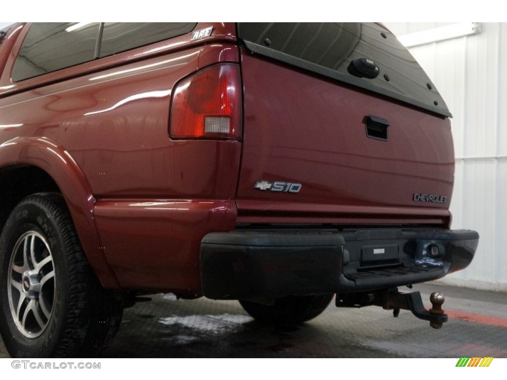 2003 S10 LS Crew Cab 4x4 - Dark Cherry Red Metallic / Graphite photo #50