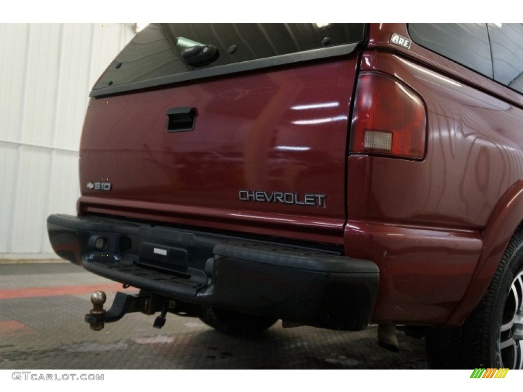 2003 S10 LS Crew Cab 4x4 - Dark Cherry Red Metallic / Graphite photo #51