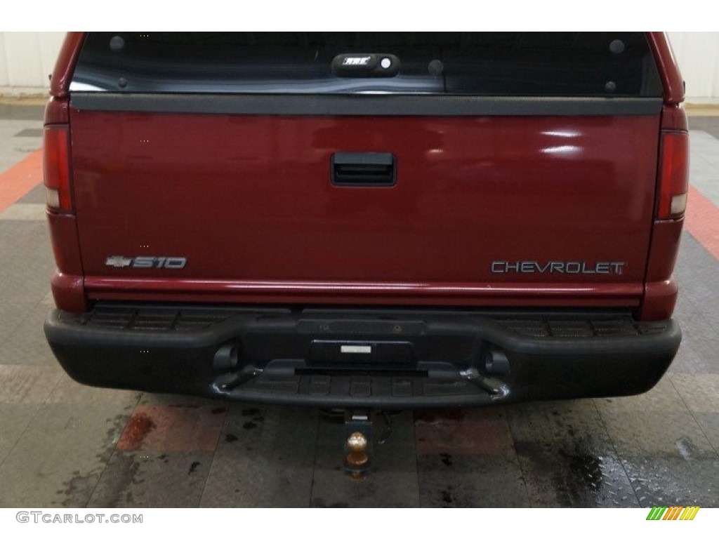 2003 S10 LS Crew Cab 4x4 - Dark Cherry Red Metallic / Graphite photo #52