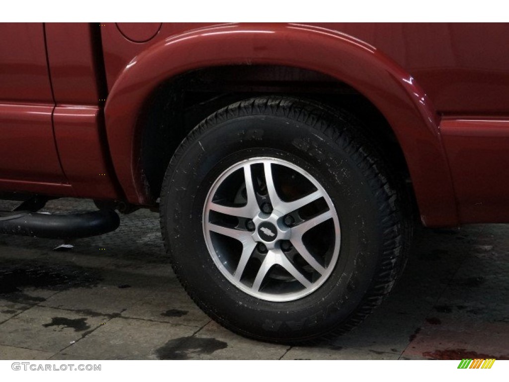 2003 S10 LS Crew Cab 4x4 - Dark Cherry Red Metallic / Graphite photo #54