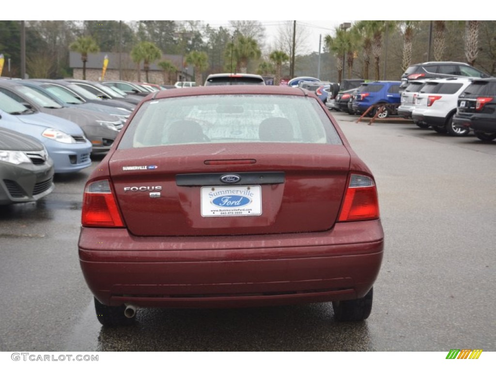 2007 Focus ZX4 SE Sedan - Dark Toreador Red Metallic / Dark Pebble/Light Pebble photo #4