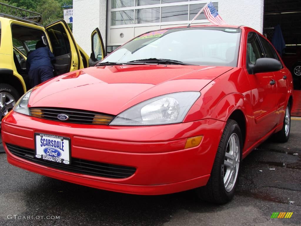 2004 Focus SE Sedan - Infra-Red / Medium Parchment photo #1