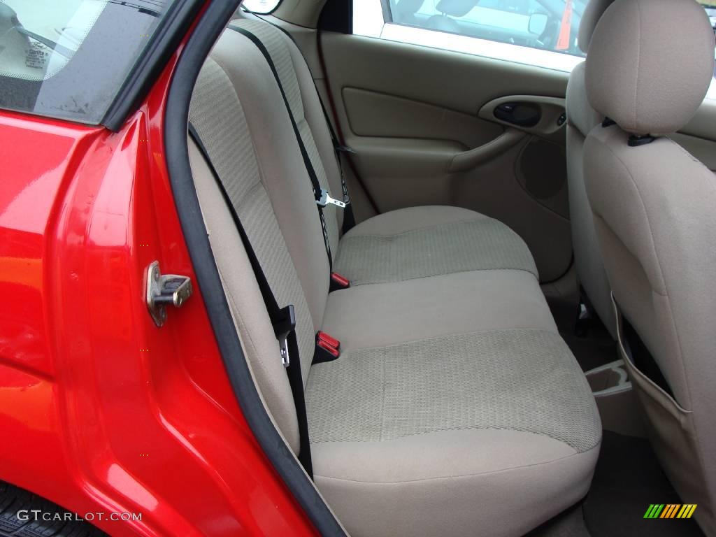 2004 Focus SE Sedan - Infra-Red / Medium Parchment photo #16