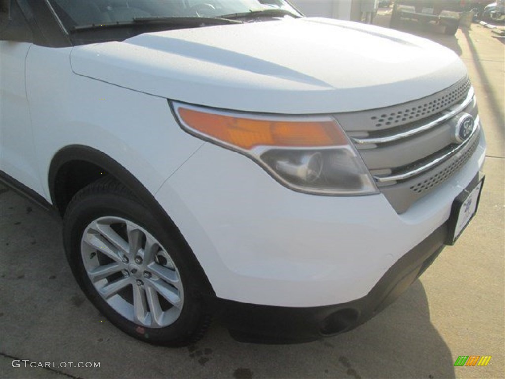 2015 Explorer FWD - Oxford White / Medium Light Stone photo #4