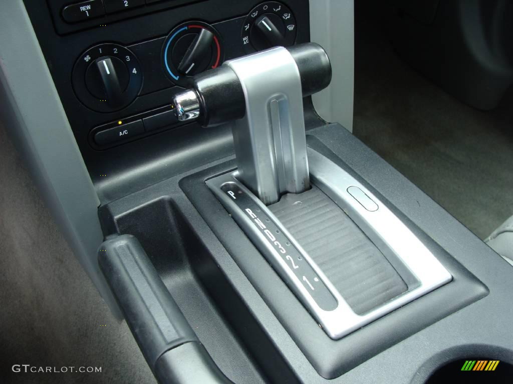 2006 Mustang V6 Premium Coupe - Performance White / Light Graphite photo #20