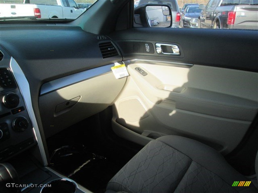 2015 Explorer FWD - Oxford White / Medium Light Stone photo #29