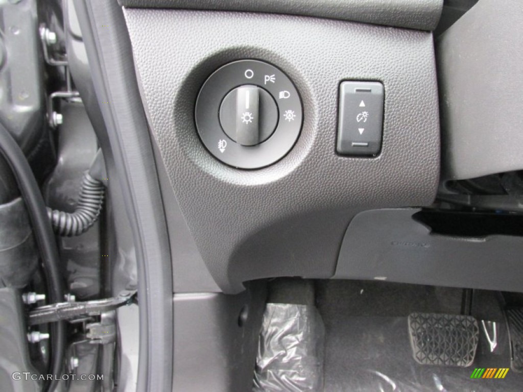 2015 Ford Fiesta SE Hatchback Controls Photos