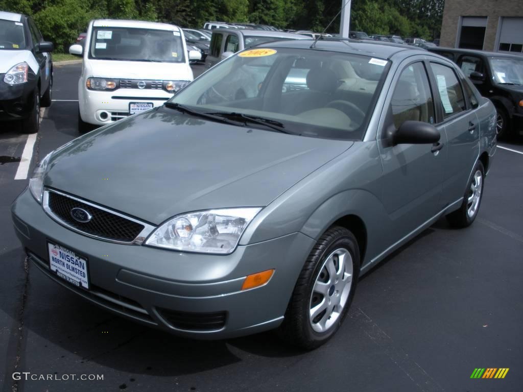 2005 Focus ZX4 SE Sedan - Light Tundra Metallic / Dark Pebble/Light Pebble photo #1