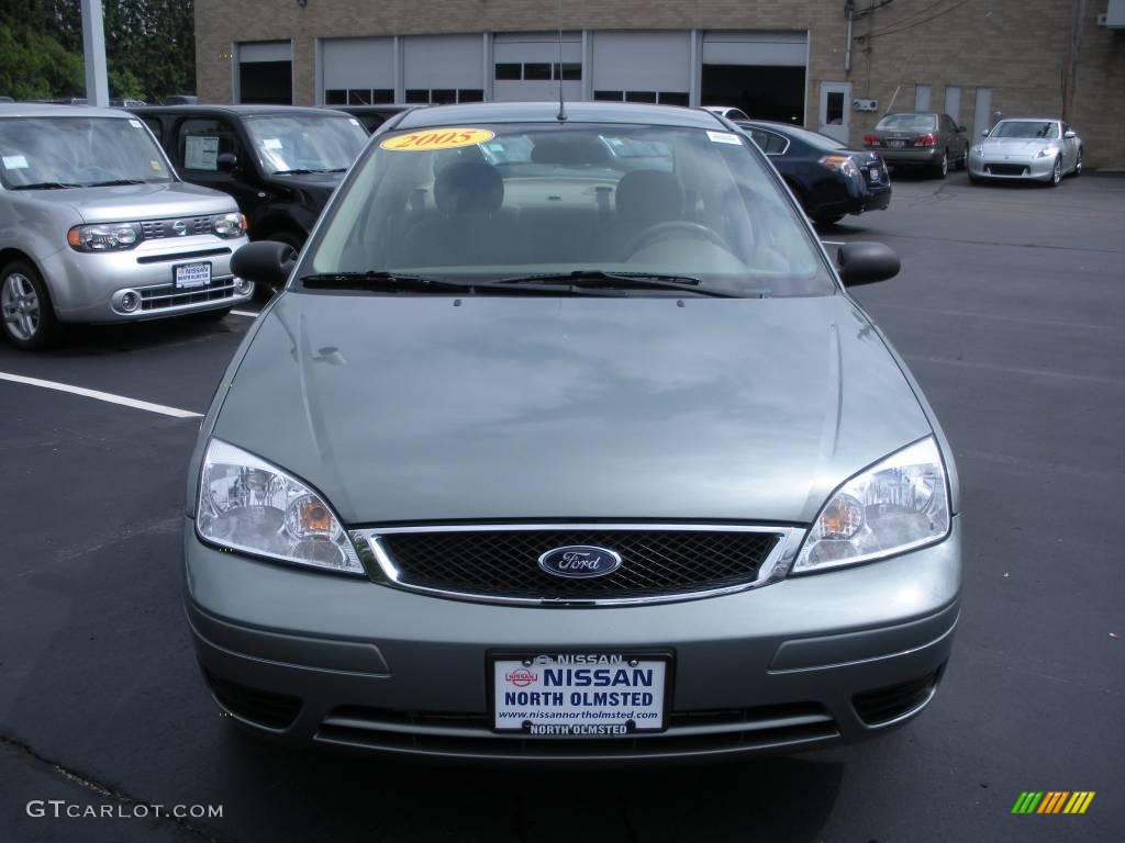 2005 Focus ZX4 SE Sedan - Light Tundra Metallic / Dark Pebble/Light Pebble photo #2