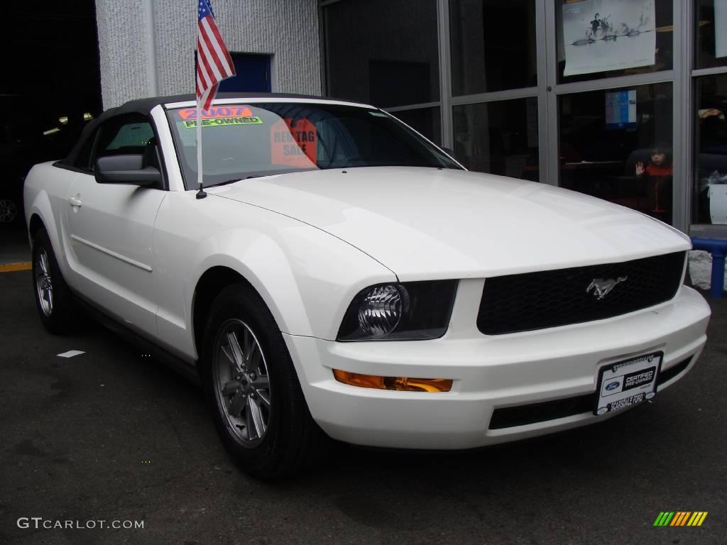 2007 Mustang V6 Deluxe Convertible - Performance White / Light Graphite photo #3
