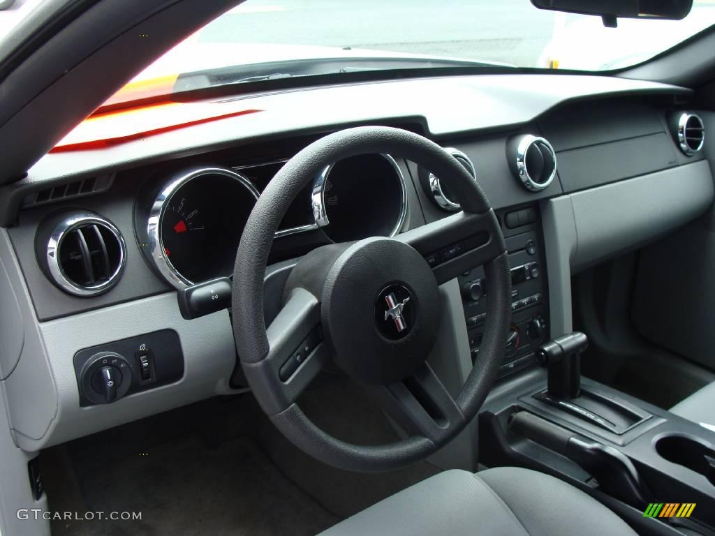 2007 Mustang V6 Deluxe Convertible - Performance White / Light Graphite photo #16