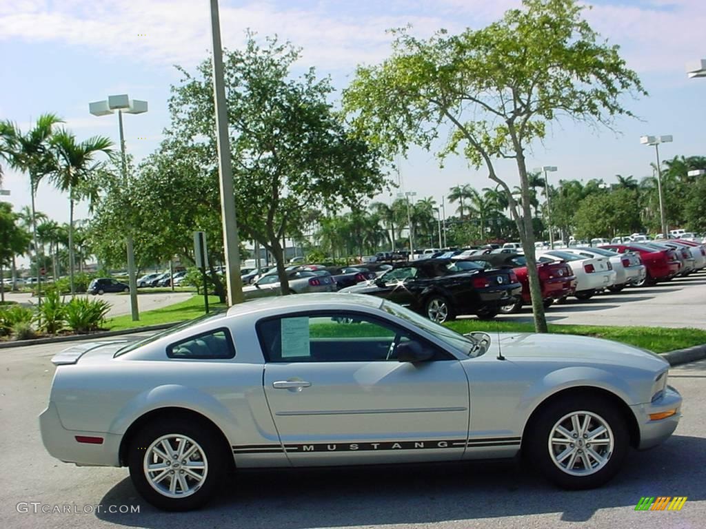 2008 Mustang V6 Deluxe Coupe - Brilliant Silver Metallic / Light Graphite photo #2