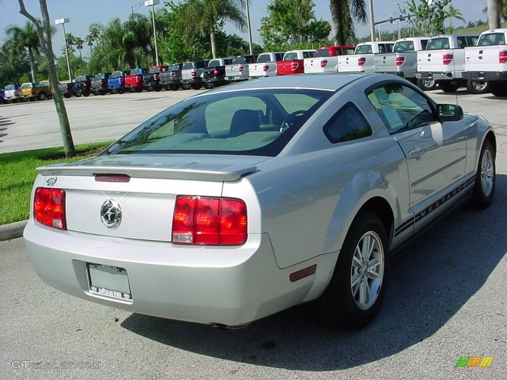 2008 Mustang V6 Deluxe Coupe - Brilliant Silver Metallic / Light Graphite photo #3