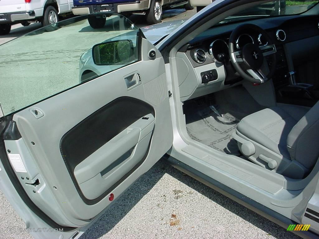 2008 Mustang V6 Deluxe Coupe - Brilliant Silver Metallic / Light Graphite photo #9