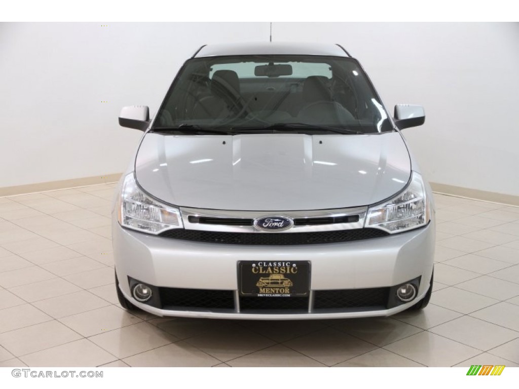 2008 Focus SE Sedan - Silver Frost Metallic / Charcoal Black photo #2