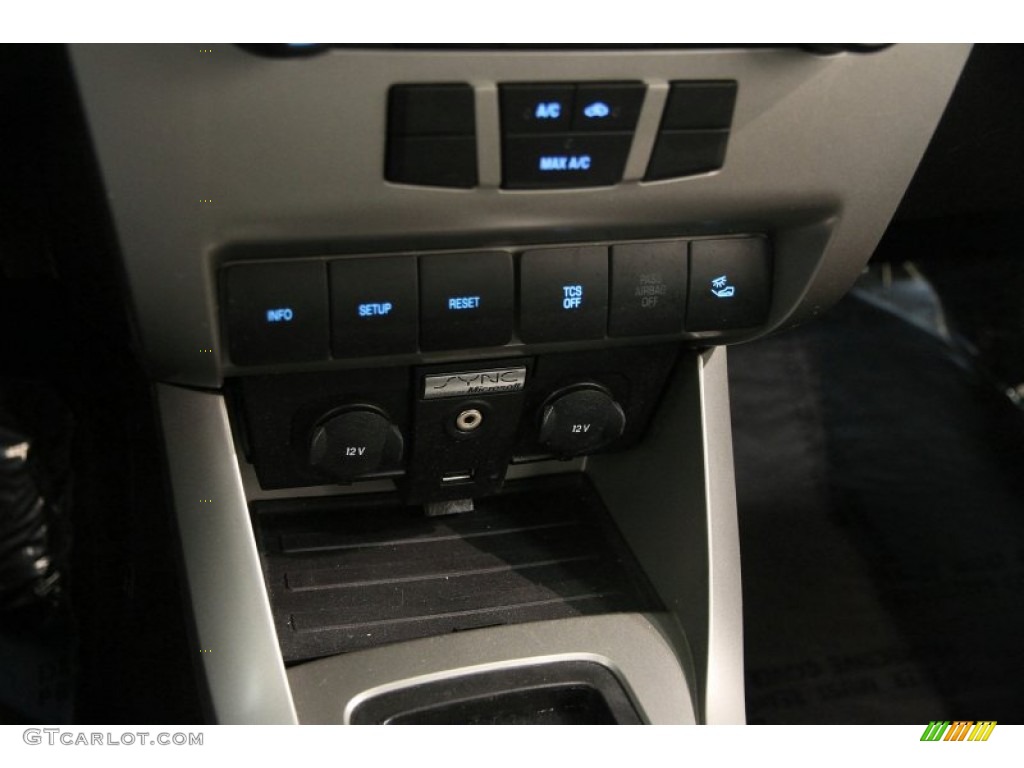 2008 Focus SE Sedan - Silver Frost Metallic / Charcoal Black photo #9