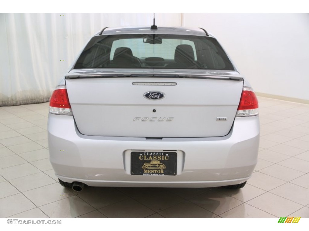 2008 Focus SE Sedan - Silver Frost Metallic / Charcoal Black photo #14