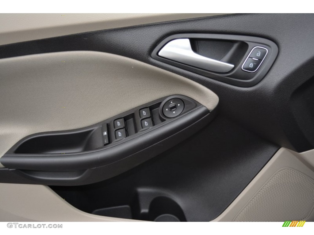 2015 Ford Focus SE Sedan Medium Light Stone Door Panel Photo #100741043
