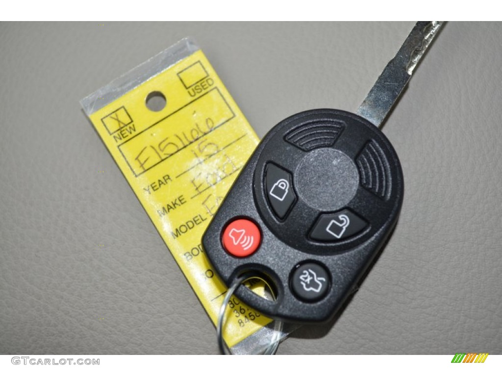 2015 Ford Focus SE Sedan Keys Photos