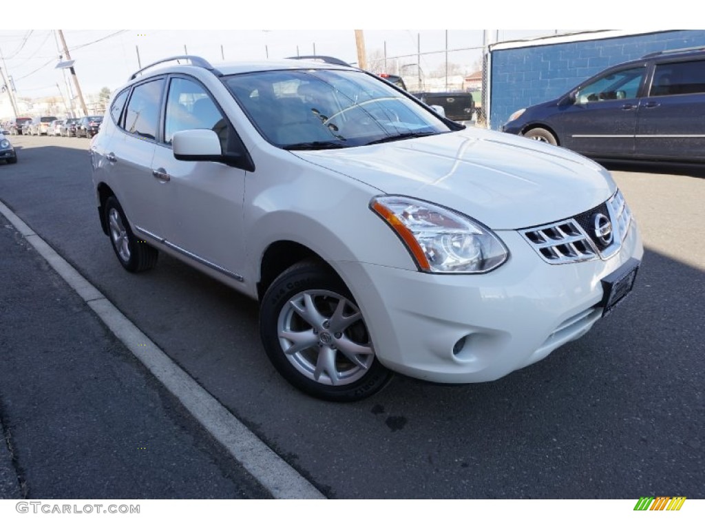 2011 Rogue SV AWD - Pearl White / Gray photo #2