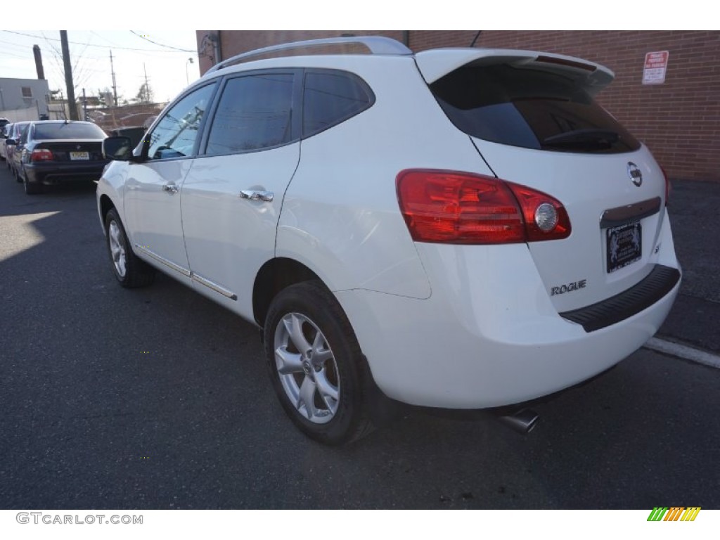 2011 Rogue SV AWD - Pearl White / Gray photo #3