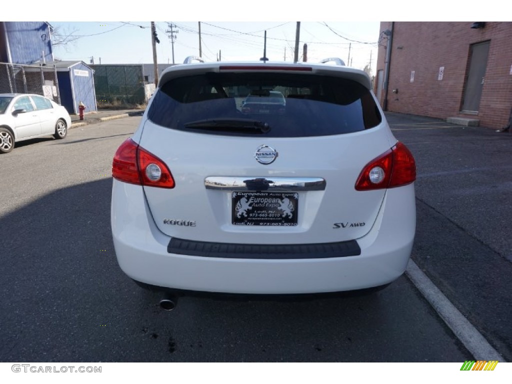 2011 Rogue SV AWD - Pearl White / Gray photo #15