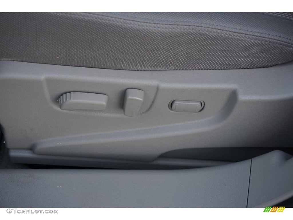 2011 Rogue SV AWD - Pearl White / Gray photo #19