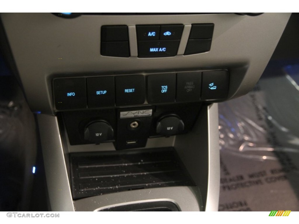2008 Focus SE Sedan - Light Ice Blue Metallic / Medium Stone photo #10