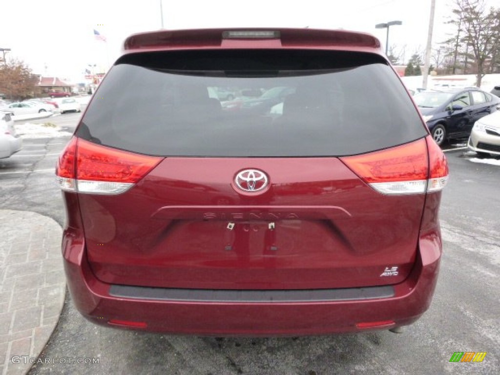 2014 Sienna LE AWD - Salsa Red Pearl / Light Gray photo #4