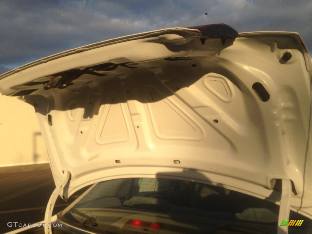 1998 Malibu Sedan - Bright White / Light Gray photo #34