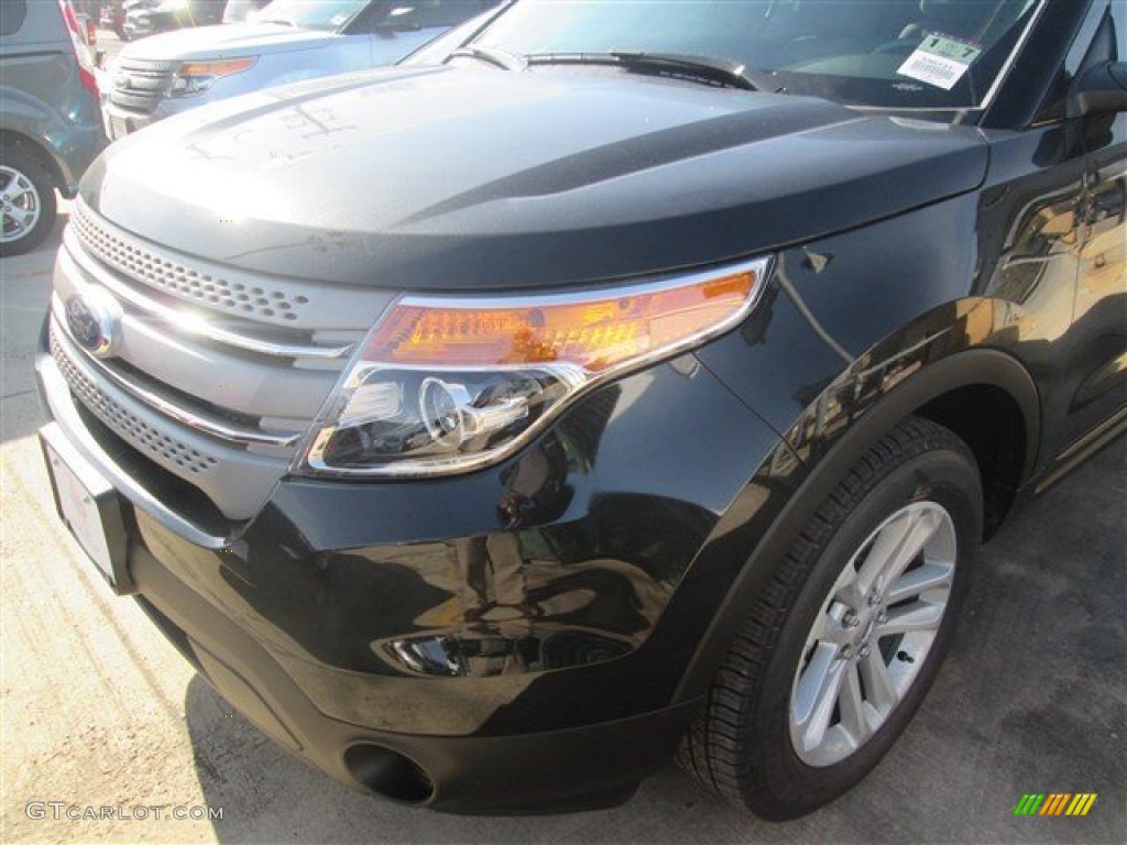 2015 Explorer FWD - Tuxedo Black / Medium Light Stone photo #14