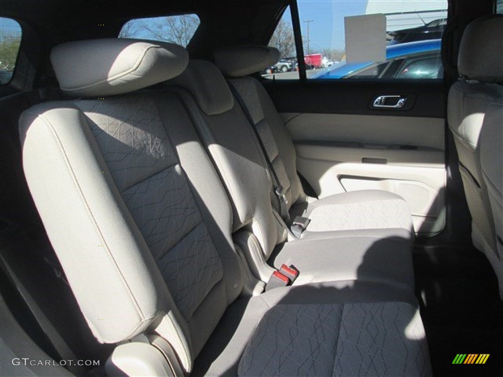 2015 Explorer FWD - Ingot Silver / Medium Light Stone photo #45