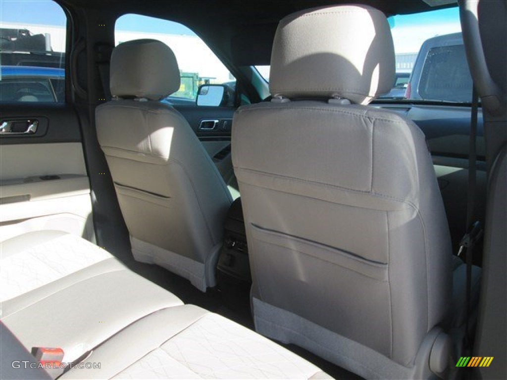 2015 Explorer FWD - Ingot Silver / Medium Light Stone photo #47